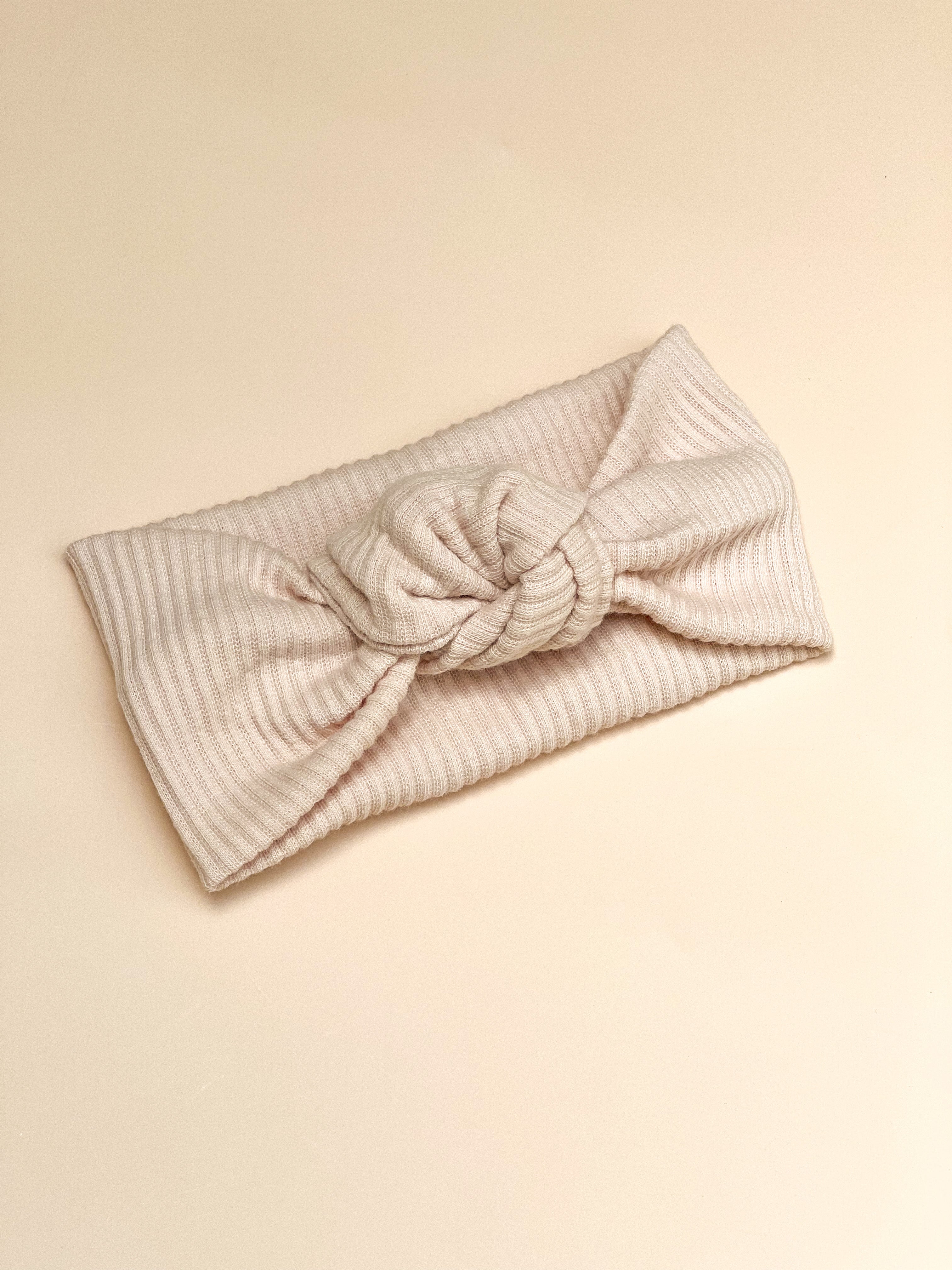 BASICS Topknot - Almond